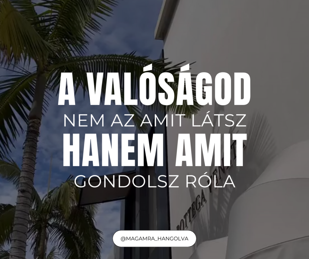 Pálmafás borítókép felirattal: „A valóságod nem az, amit látsz. Hanem amit gondolsz róla.” A háttérben egy napsütötte modern épület és pálmafák, a szöveg a valóság szubjektív értelmezésére utal, amelyet a gondolataink formálnak.